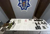 Se incautaron tres pistolas calibre 9 mm, un fusil calibre 5.56 mm, así como 290 envoltorios con cristal, 33 con cocaína, y 41 envoltorios, junto con dos bolsas que contenían hierba verde