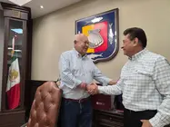 Delegado regional del Infobavit, Jos&eacute; Alberto Cese&ntilde;a Cos&iacute;o y el Gobernador del Estado V&iacute;ctor Castro Cosio,