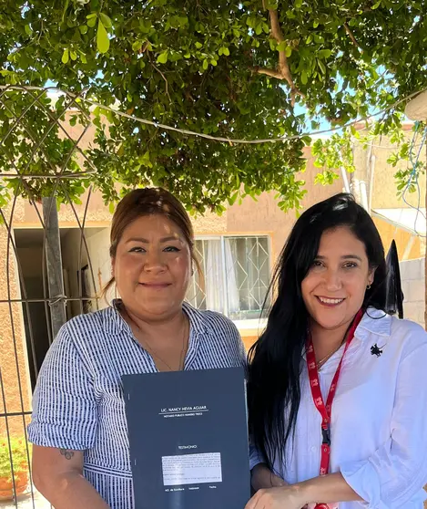 Personal de INFONAVIT entrega escritura a beneficiarios de programa