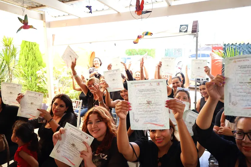 Clausura del curso de “Técnicas básica de aplicación para uñas acrílicas”