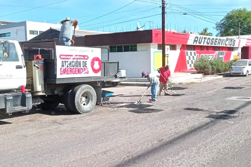 Gobierno del Estado apoya al Ayuntamiento de La Paz en la reparación provisional de las principales calles de la ciudad.