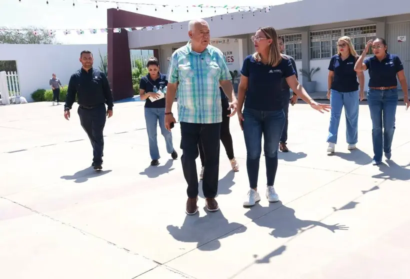 El gobernador Víctor Manuel Castro Cosío, visitó las instalaciones del ICATEBCS