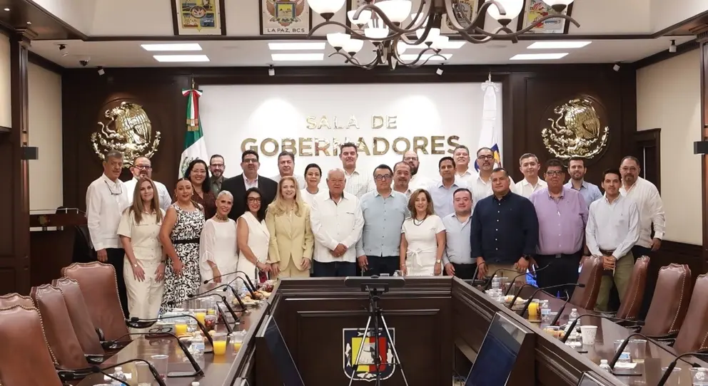 Gobernador refrenda apoyo a campaña del testamento en encuentro con notarios.