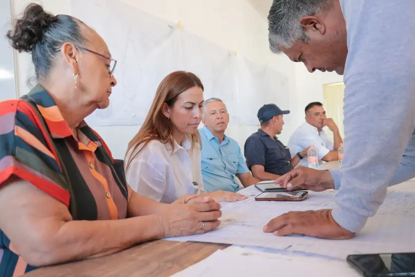 Milena Quiroga se reune con ejidatarios de Los Planes.
