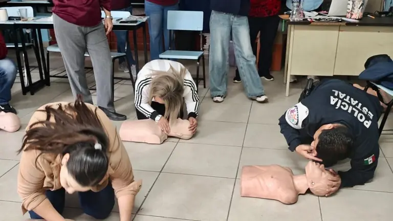 Escuela Agustín Olachea recibe curso de primeros auxilios