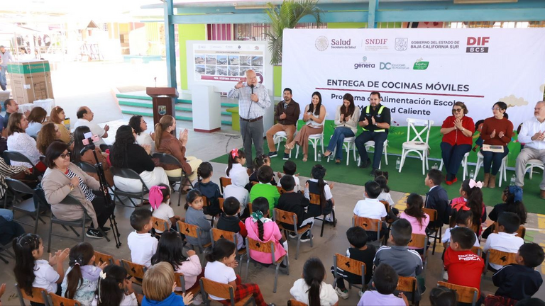 Castro Cosío inaugura tres desayunadores escolares en Cabo San Lucas