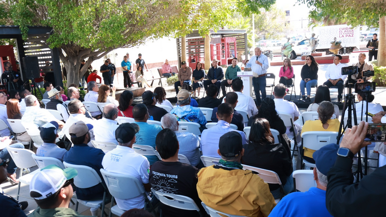 Entregan Punto Único de Venta a prestadores en el malecón de La Paz