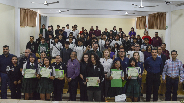 COBACH premia carteles contra el ciberbullying