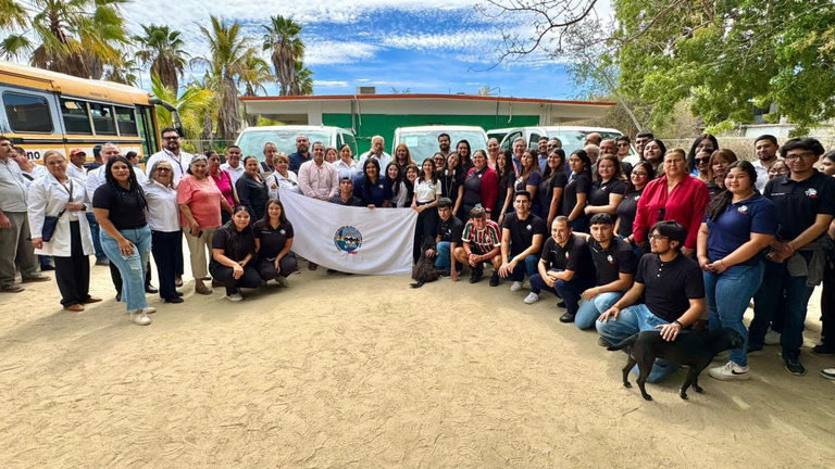 Sostiene Gobernador diálogo con habitantes de Los Cabos en materia de salud y entrega unidades de transporte