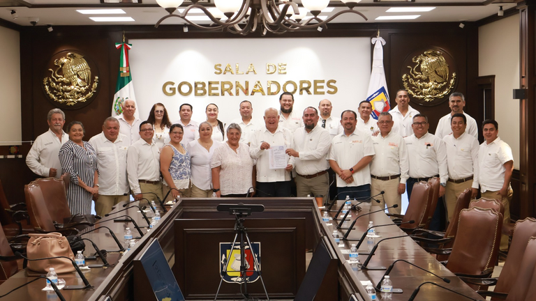 Gobernador recibe documento del SNTE en BCS