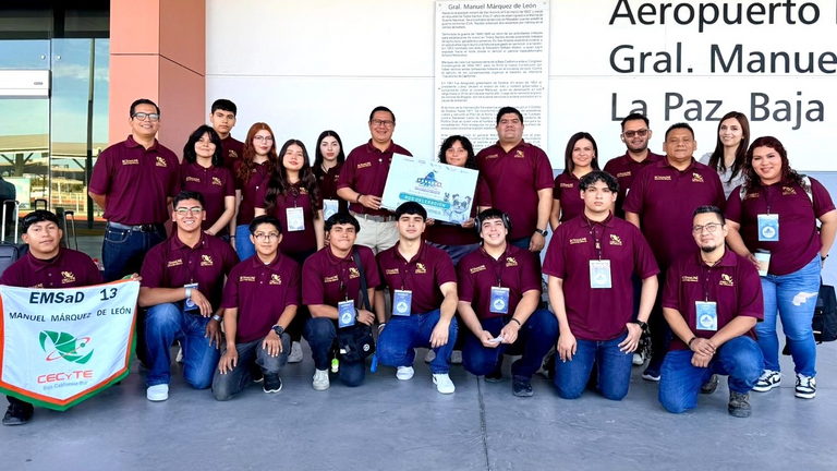 Delegación de CECyTE BCS participa en evento nacional en Querétaro