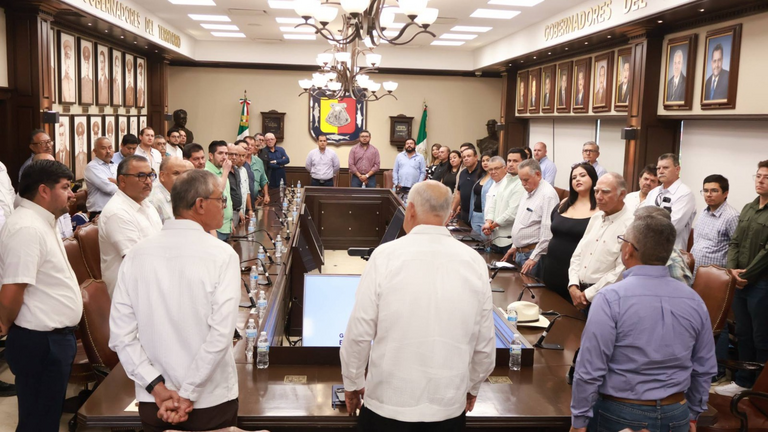Gobierno y sector privado apoyan a 30 familias