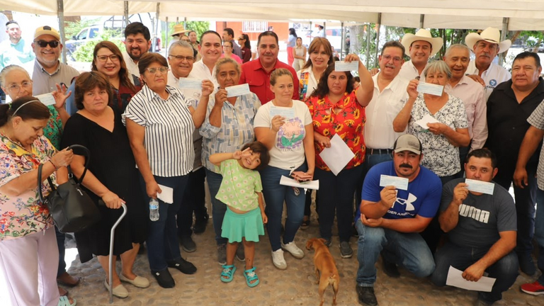 Entregan microfinanciamientos a familias de San José de Comondú