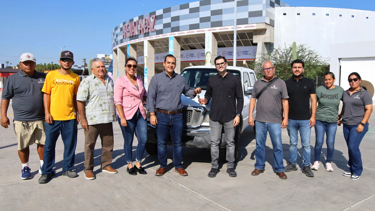 Entregan vehículo para mantenimiento de la Villa Deportiva