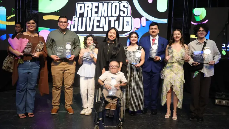Distinguen a jóvenes destacados