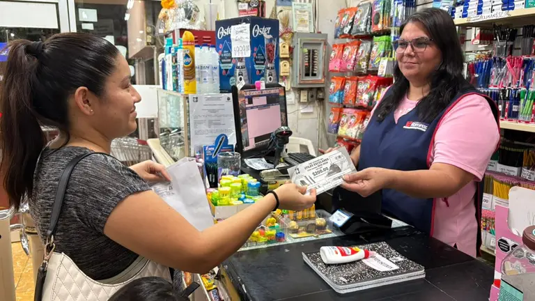 SEP entrega vales para útiles y uniformes