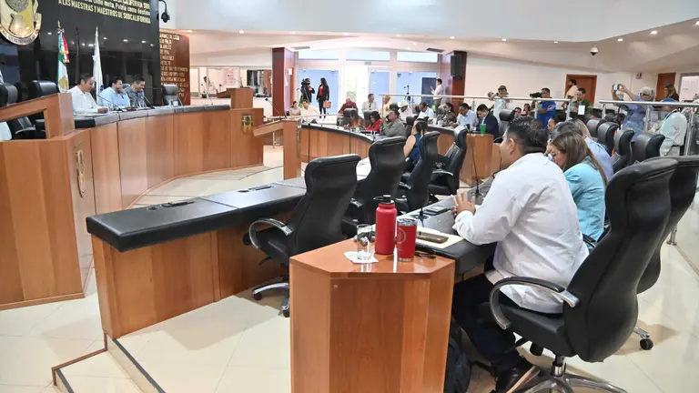 Crean comisión para regular celulares en escuelas