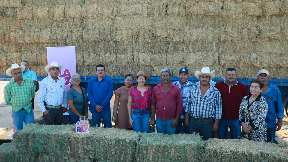 Entrega de alimento para ganado a productores de La Paz
