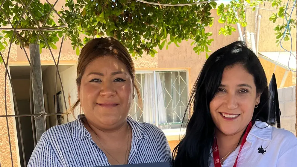 Personal de INFONAVIT entrega escritura a beneficiarios de programa