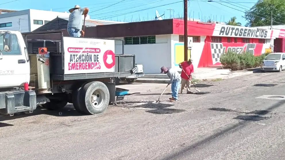 Gobierno del Estado apoya al Ayuntamiento de La Paz en la reparación provisional de las principales calles de la ciudad.