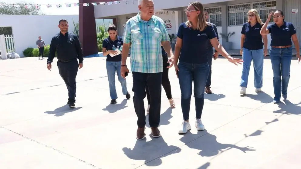 El gobernador Víctor Manuel Castro Cosío, visitó las instalaciones del ICATEBCS