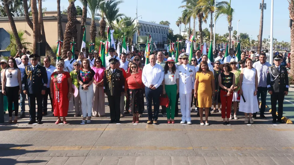Víctor Manuel Castro condujo el desfile cívico-militar del 16 de septiembre.