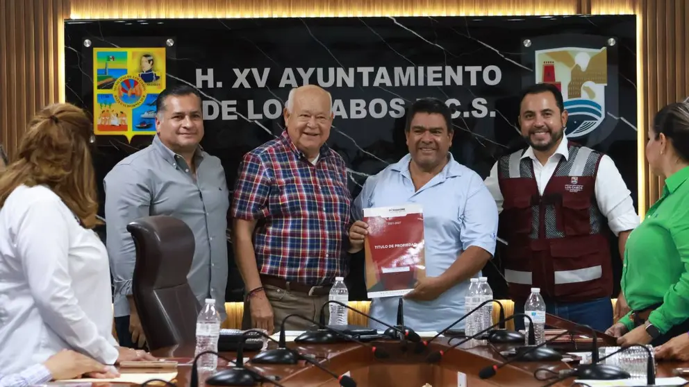Victor Castro Cosío  encabezó la entrega de títulos de propiedad y pensiones humanitarias en Los Cabos