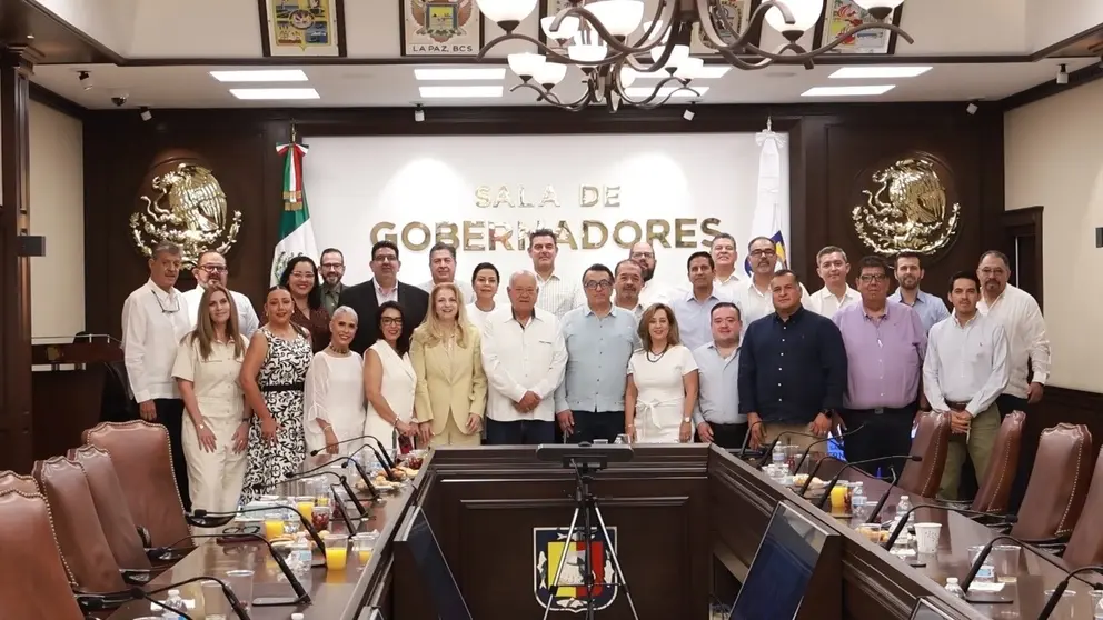 Gobernador refrenda apoyo a campaña del testamento en encuentro con notarios.