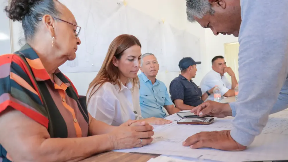 Milena Quiroga se reune con ejidatarios de Los Planes.