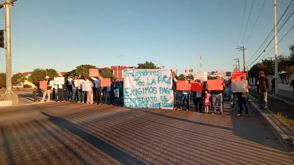 Un grupo de aproximadamente 100 trabajadores bloqueo la forjadores